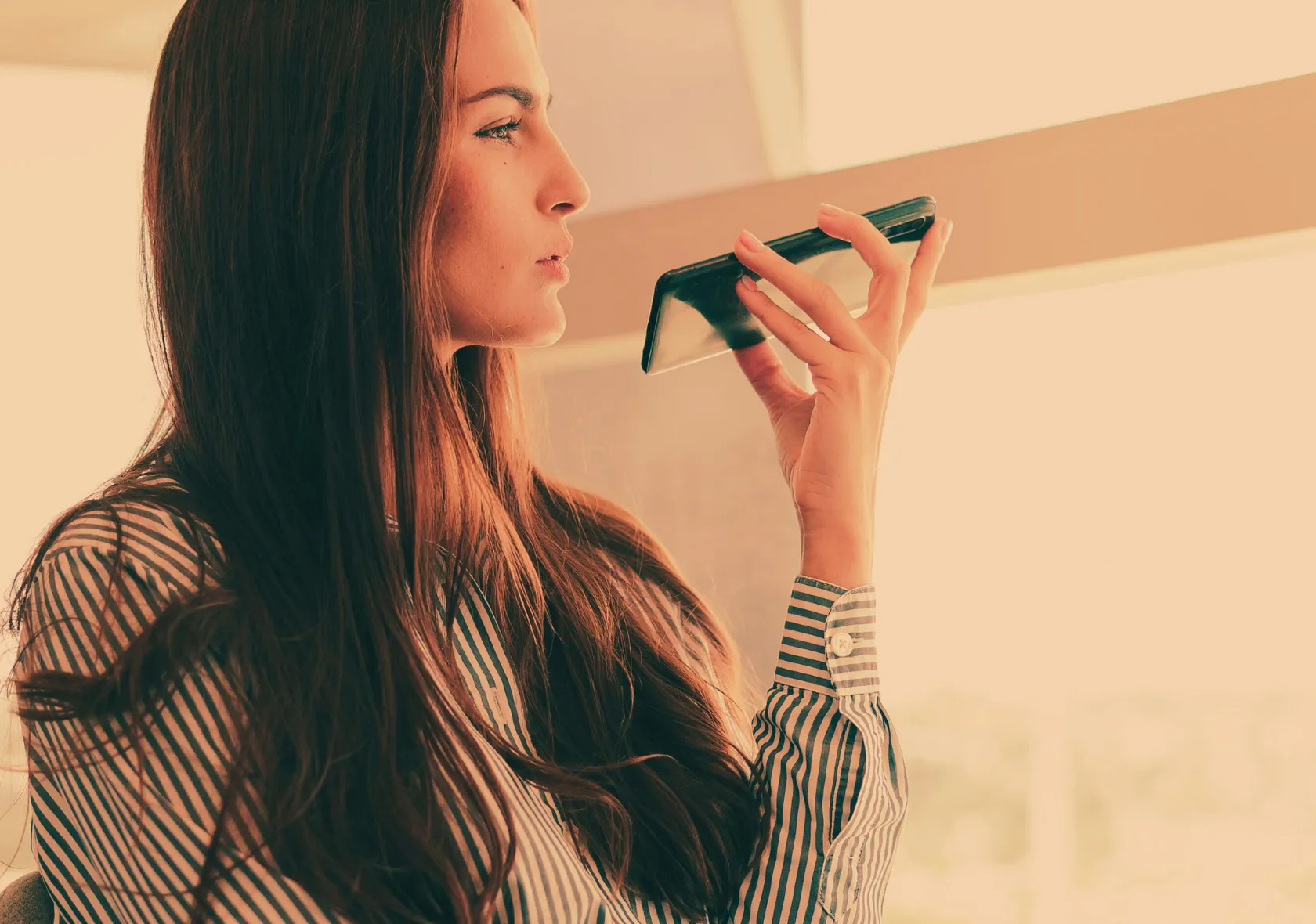 Executive using Cleft voice notes to capture ideas while switching between work contexts.